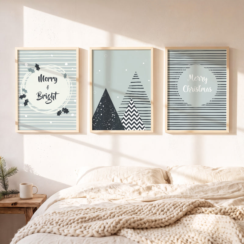 Weihnachtsposter 3er Set Merry and Bright gerahmt auf einer Bank