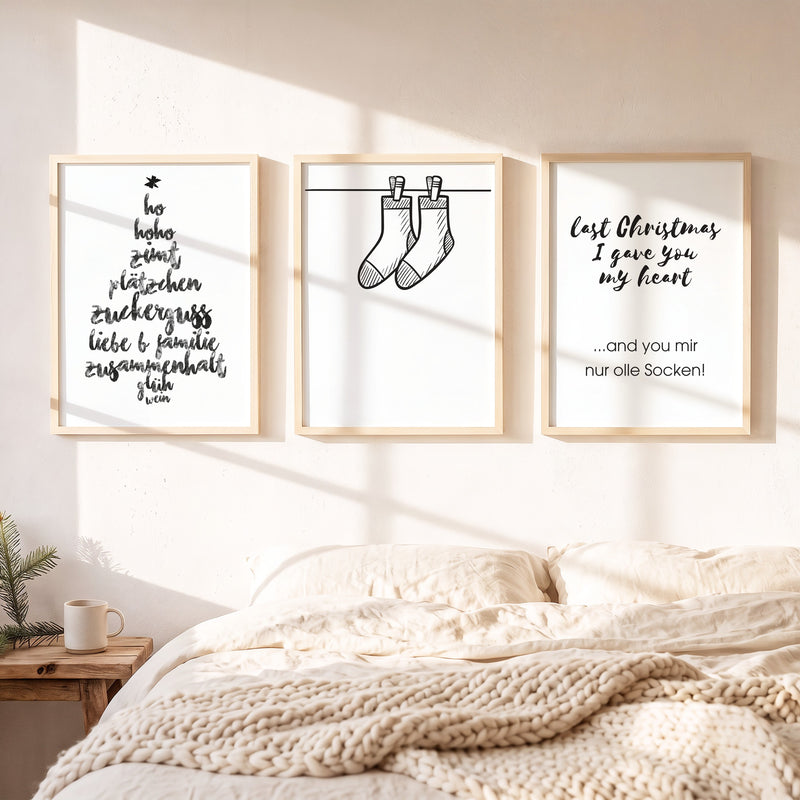 Weihnachtsposter 3er Set Olle Socken gerahmt auf einer Bank