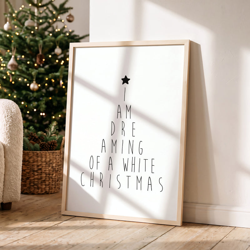 Weihnachtsposter White Christmas im Holzrahmen in einem hellen Wohnzimmer