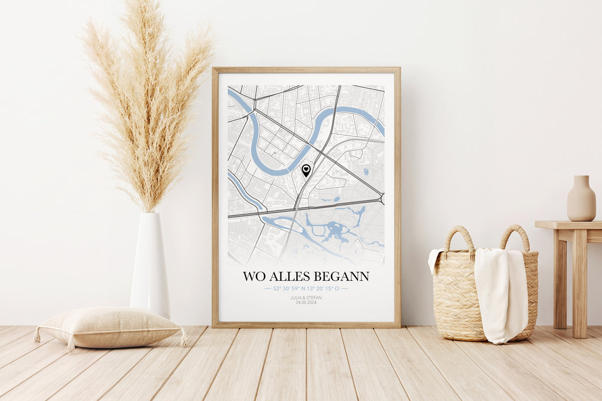 Kartenposter Wo alles begann im Holzrahmen neben Pampasgras