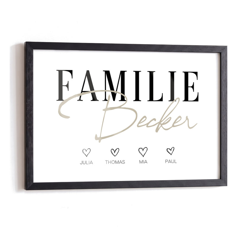 Personalisiertes Familienposter mit Nachname und vier Herzen im schwarzen Holzrahmen