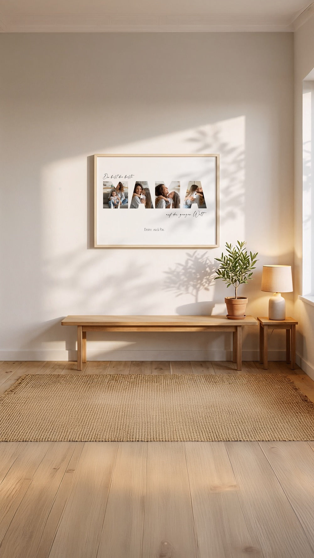 Fotobuchstaben-Poster MAMA im Holzrahmen an einer hellen Wand