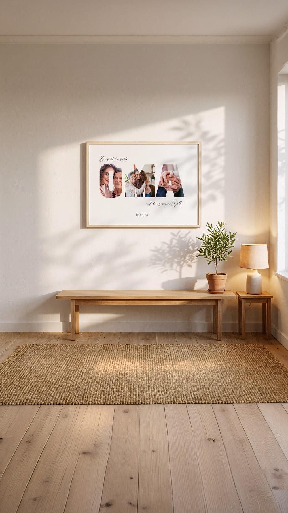 Fotobuchstaben-Poster OMA im Holzrahmen an einer hellen Wand