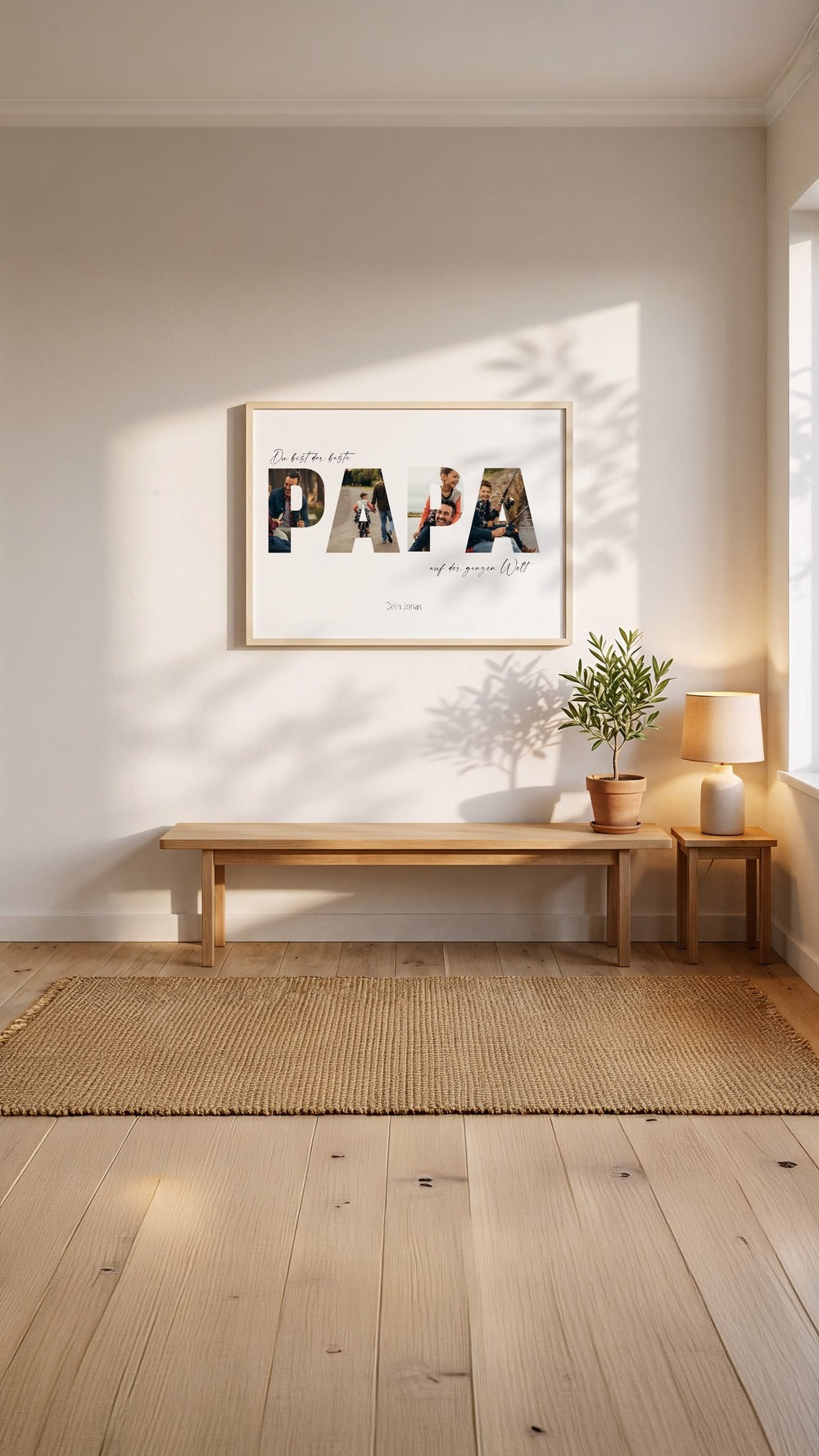 Fotobuchstaben-Poster PAPA im Holzrahmen an einer hellen Wand