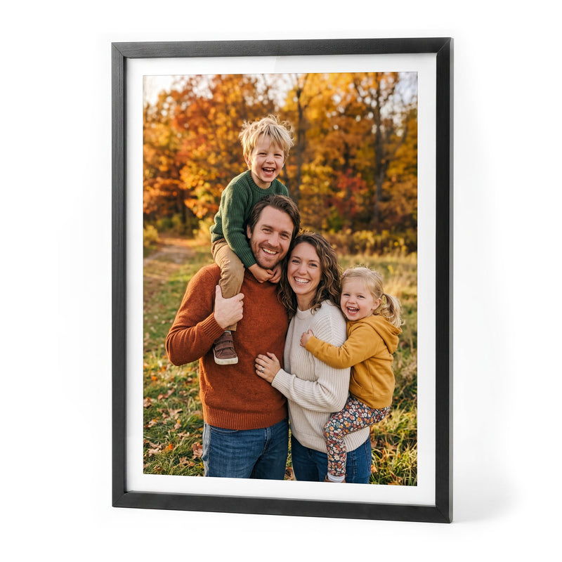 Familienfoto als Fotodruck im schwarzen Holzrahmen mit schmalem weißem Rand
