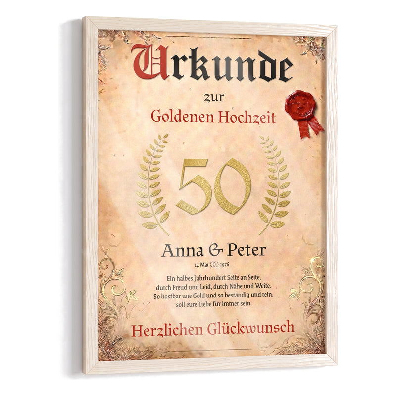 Personalisierte Urkunde zur Goldenen Hochzeit mit goldener 50 im Lorbeerkranz, Namen und Gedicht im hellen Holzrahmen