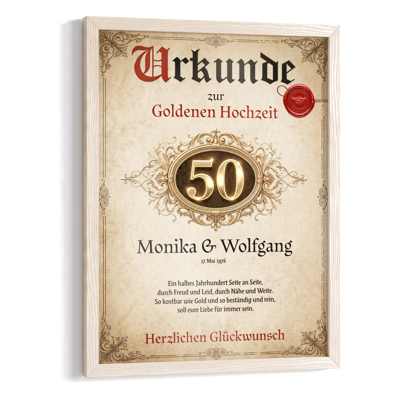 Personalisierte Urkunde zur Goldenen Hochzeit im hellen Holzrahmen: goldene 50 in einer verzierten Kartusche, rotes Wachssiegel, Namen und Gedicht