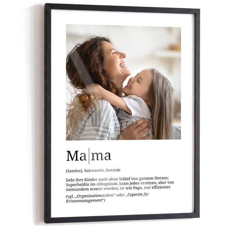 Mama – Poster im schwarzen A3-Echtholzrahmen auf weißem Hintergrund