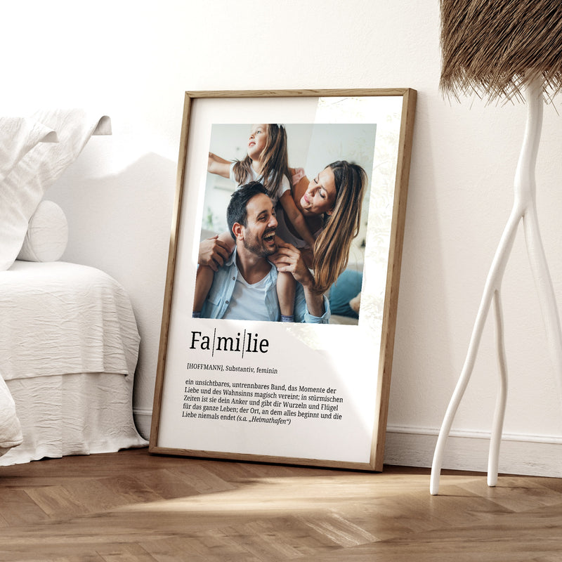 Foto-Definition Familie · Wohnraumszene mit optionalem Naturrahmen · Serie 2026