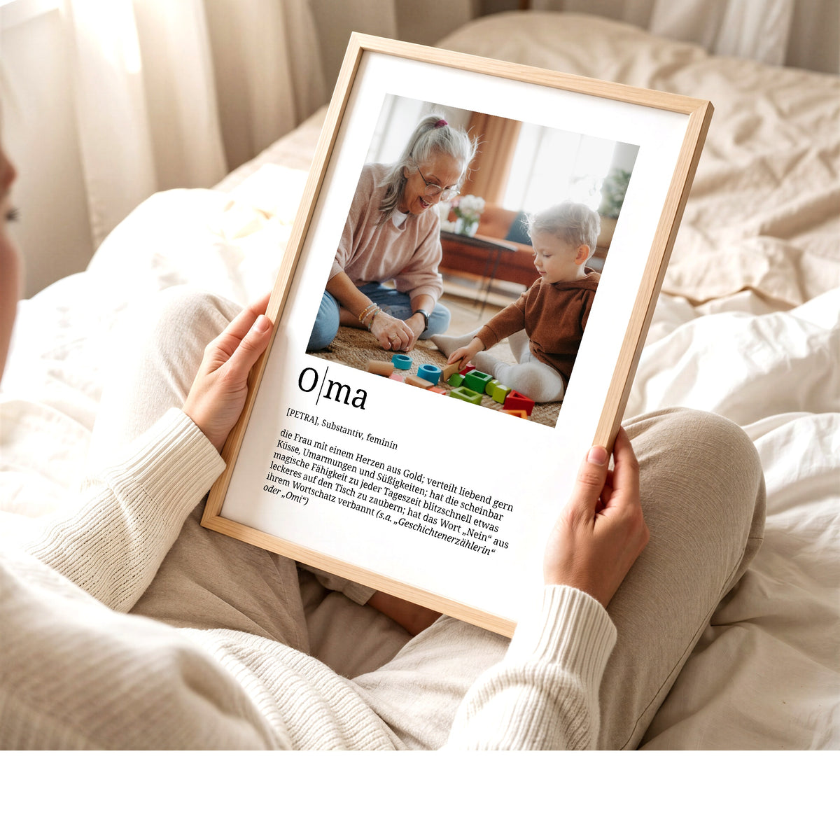 Foto-Definition Oma · Foto-Definitionsposter in Händen, Rahmen optional · Serie 2026