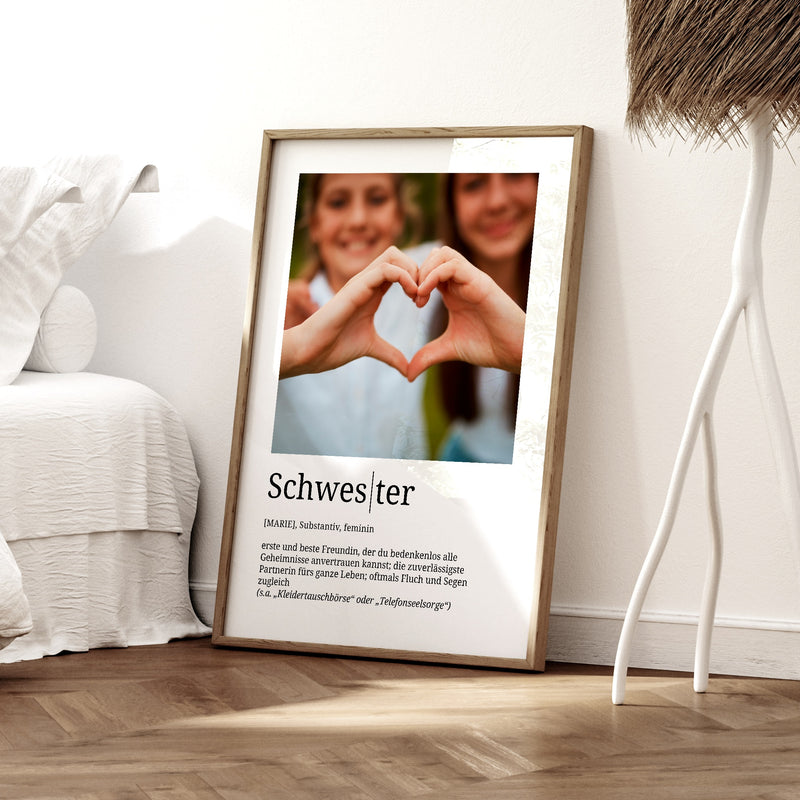 Foto-Definition Schwester · Wohnraumszene mit optionalem Naturrahmen · Serie 2026