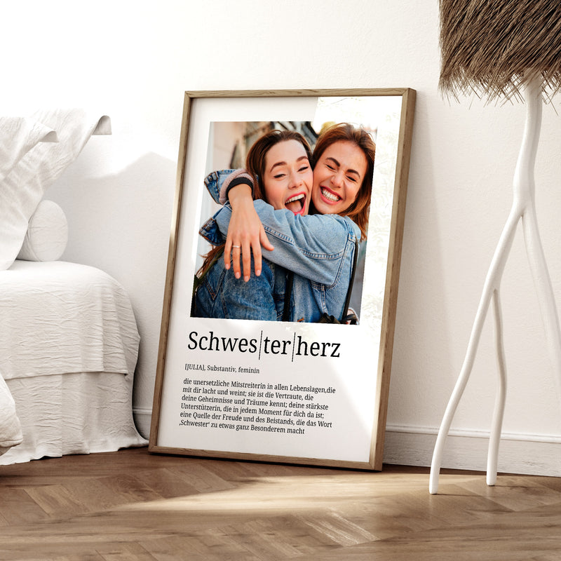 Foto-Definition Schwesterherz · Wohnraumszene mit optionalem Naturrahmen · Serie 2026