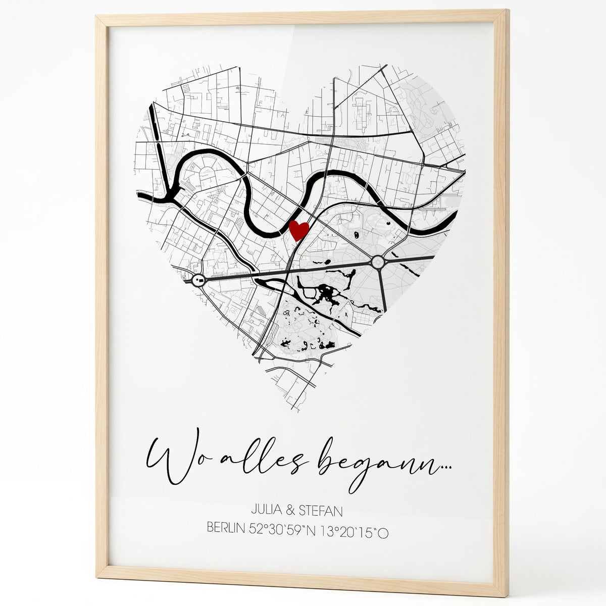 Karten-Poster Wo alles begann mit Stadtplan in Herzform, Namen und Datum im Holzrahmen auf weißem Grund