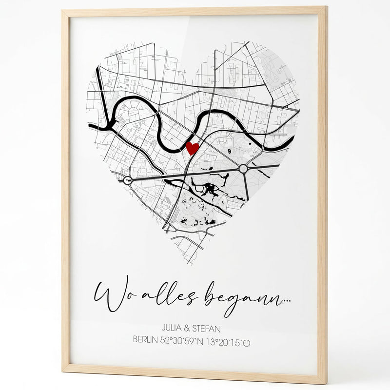 Karten-Poster Wo alles begann mit Stadtplan in Herzform, Namen und Datum im Holzrahmen auf weißem Grund