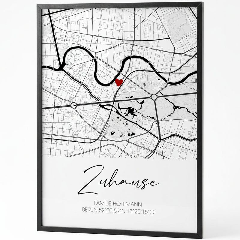Karten-Poster Zuhause mit Stadtplan, rotem Herz und Schriftzug im schwarzen Rahmen auf weißem Grund