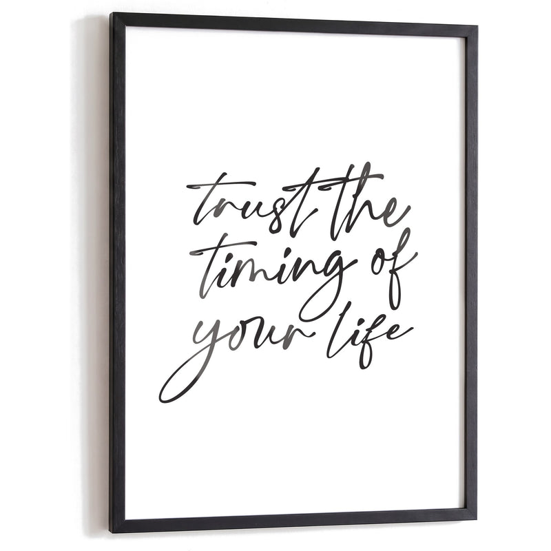 Spruchposter Trust the timing of your life im schwarzen Holzrahmen