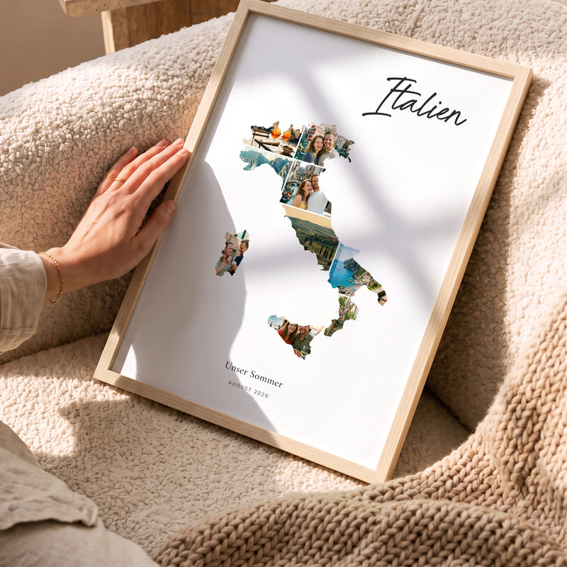 Urlaubsposter Italien im hellen Holzrahmen, auf dem Sofa gehalten: Fotocollage aus Urlaubsfotos im Umriss, darüber der Name in Handschrift