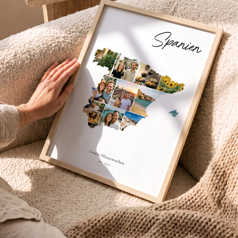 Urlaubsposter Spanien im hellen Holzrahmen, auf dem Sofa gehalten: Fotocollage aus Urlaubsfotos im Umriss, darüber der Name in Handschrift