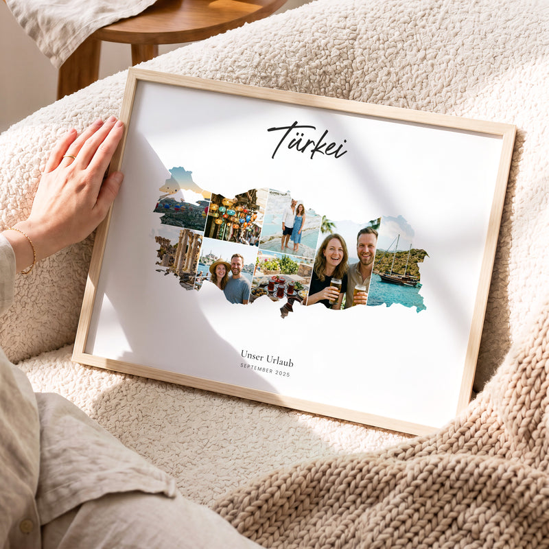 Urlaubsposter Türkei im hellen Holzrahmen, auf dem Sofa gehalten: Fotocollage aus Urlaubsfotos im Umriss, darüber der Name in Handschrift