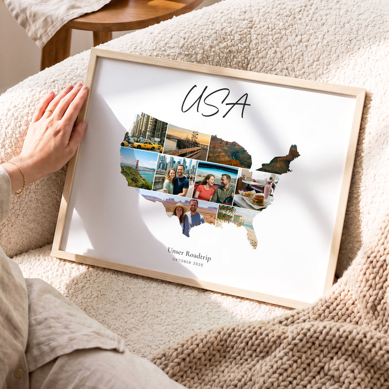 Urlaubsposter USA im hellen Holzrahmen, auf dem Sofa gehalten: Fotocollage aus Urlaubsfotos im Umriss, darüber der Name in Handschrift