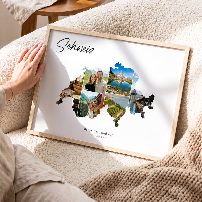Urlaubsposter Schweiz im hellen Holzrahmen, auf dem Sofa gehalten: Fotocollage aus Urlaubsfotos im Umriss, darüber der Name in Handschrift