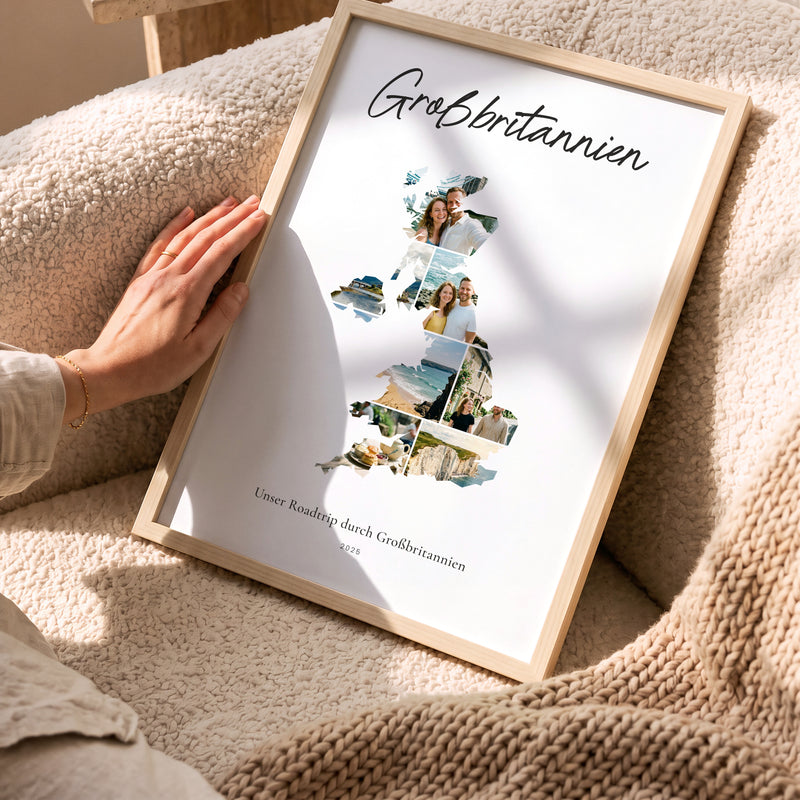 Urlaubsposter Großbritannien im hellen Holzrahmen, auf dem Sofa gehalten: Fotocollage aus Urlaubsfotos im Umriss, darüber der Name in Handschrift