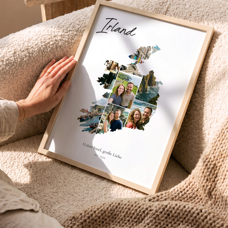 Urlaubsposter Irland im hellen Holzrahmen, auf dem Sofa gehalten: Fotocollage aus Urlaubsfotos im Umriss, darüber der Name in Handschrift