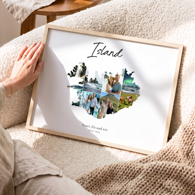 Urlaubsposter Island im hellen Holzrahmen, auf dem Sofa gehalten: Fotocollage aus Urlaubsfotos im Umriss, darüber der Name in Handschrift