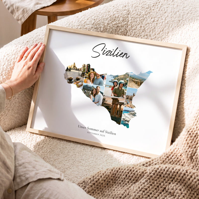 Urlaubsposter Sizilien im hellen Holzrahmen, auf dem Sofa gehalten: Fotocollage aus Urlaubsfotos im Umriss, darüber der Name in Handschrift