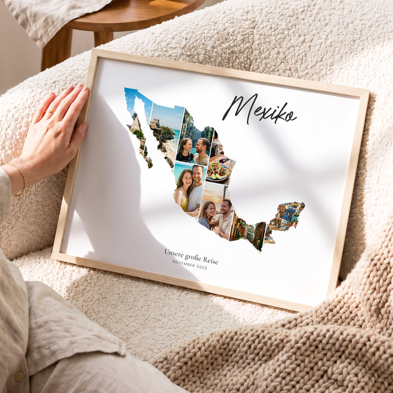 Urlaubsposter Mexiko im hellen Holzrahmen, auf dem Sofa gehalten: Fotocollage aus Urlaubsfotos im Umriss, darüber der Name in Handschrift