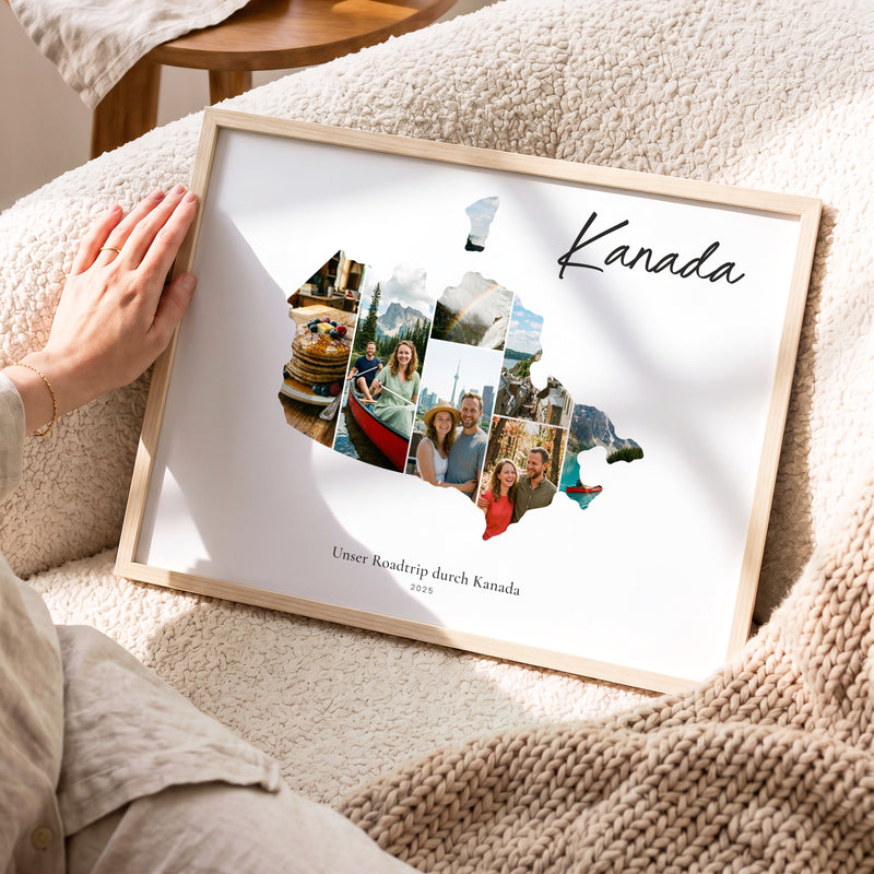 Urlaubsposter Kanada im hellen Holzrahmen, auf dem Sofa gehalten: Fotocollage aus Urlaubsfotos im Umriss, darüber der Name in Handschrift