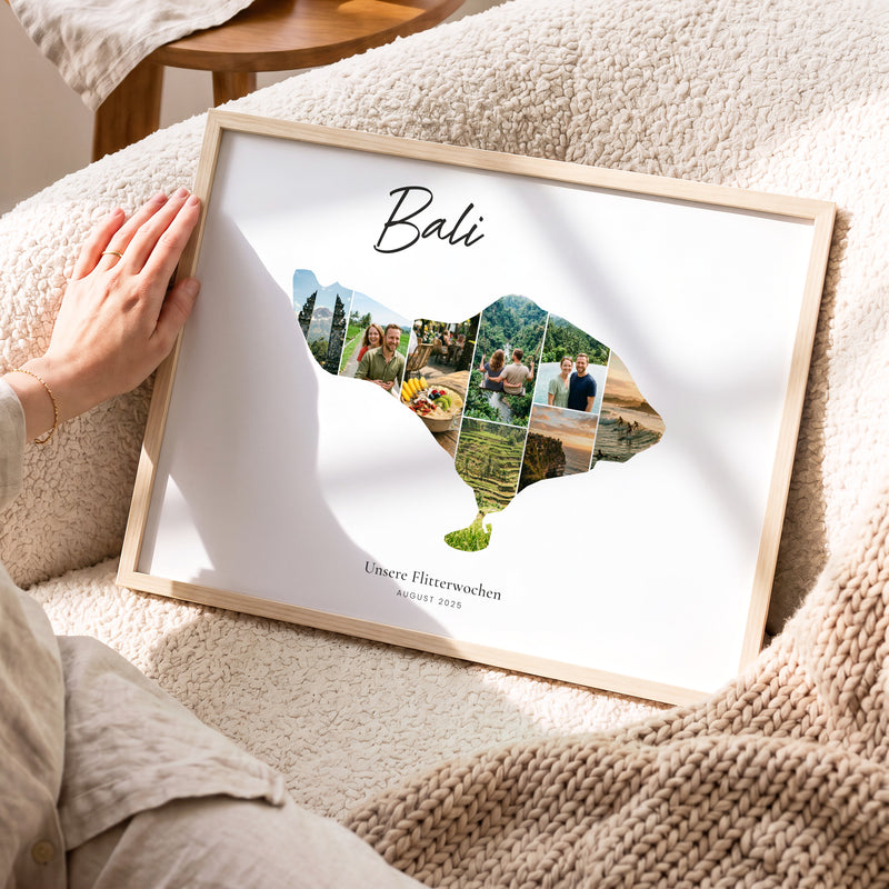 Urlaubsposter Bali im hellen Holzrahmen, auf dem Sofa gehalten: Fotocollage aus Urlaubsfotos im Umriss, darüber der Name in Handschrift