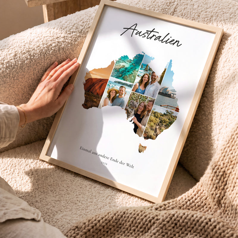 Urlaubsposter Australien im hellen Holzrahmen, auf dem Sofa gehalten: Fotocollage aus Urlaubsfotos im Umriss, darüber der Name in Handschrift