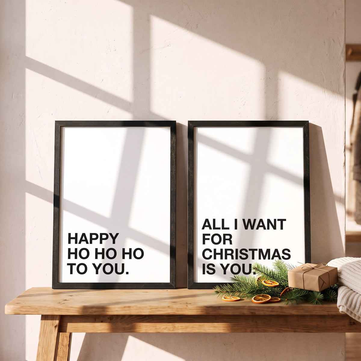 Weihnachtsposter 2er Set Happy Ho Ho Ho gerahmt auf einer Bank