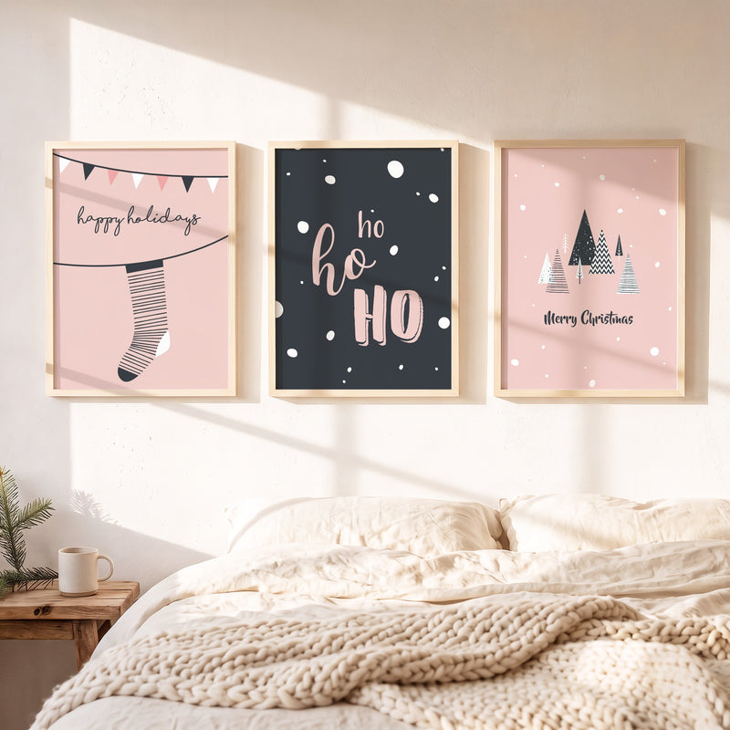 Weihnachtsposter 3er Set Happy Holidays gerahmt auf einer Bank
