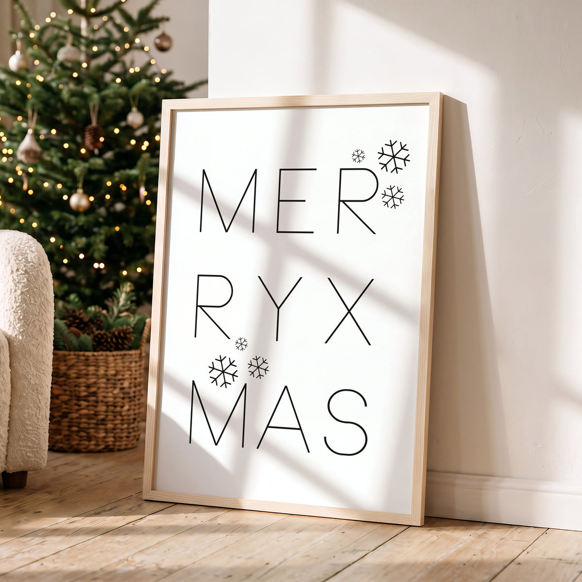 Weihnachtsposter Merry XMAS im Holzrahmen in einem hellen Wohnzimmer
