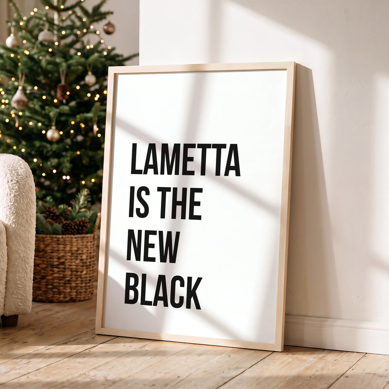 Weihnachtsposter Lametta im Holzrahmen in einem hellen Wohnzimmer