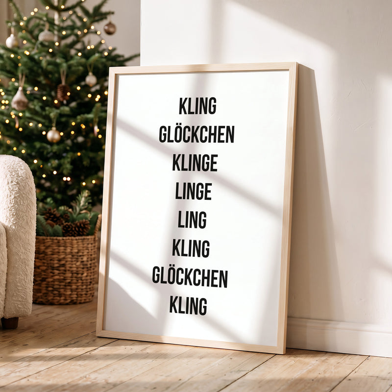 Weihnachtsposter Kling Glöckchen im Holzrahmen in einem hellen Wohnzimmer