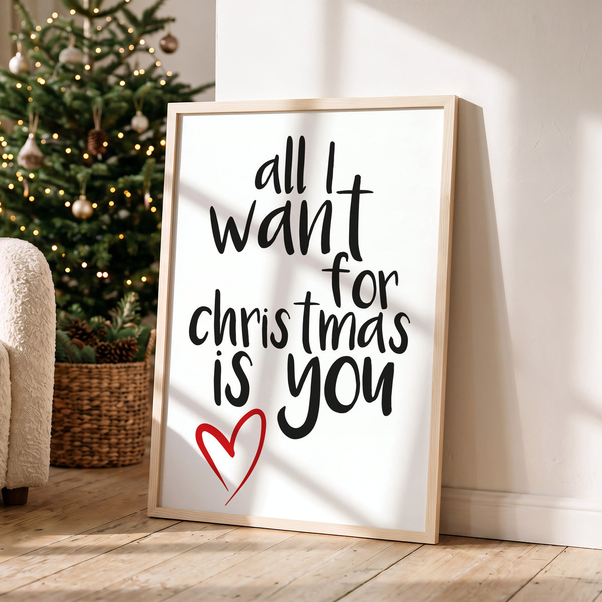 Weihnachtsposter All I Want for Christmas is you im Holzrahmen in einem hellen Wohnzimmer