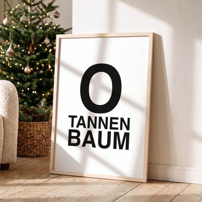 Weihnachtsposter O-Tannenbaum im Holzrahmen in einem hellen Wohnzimmer