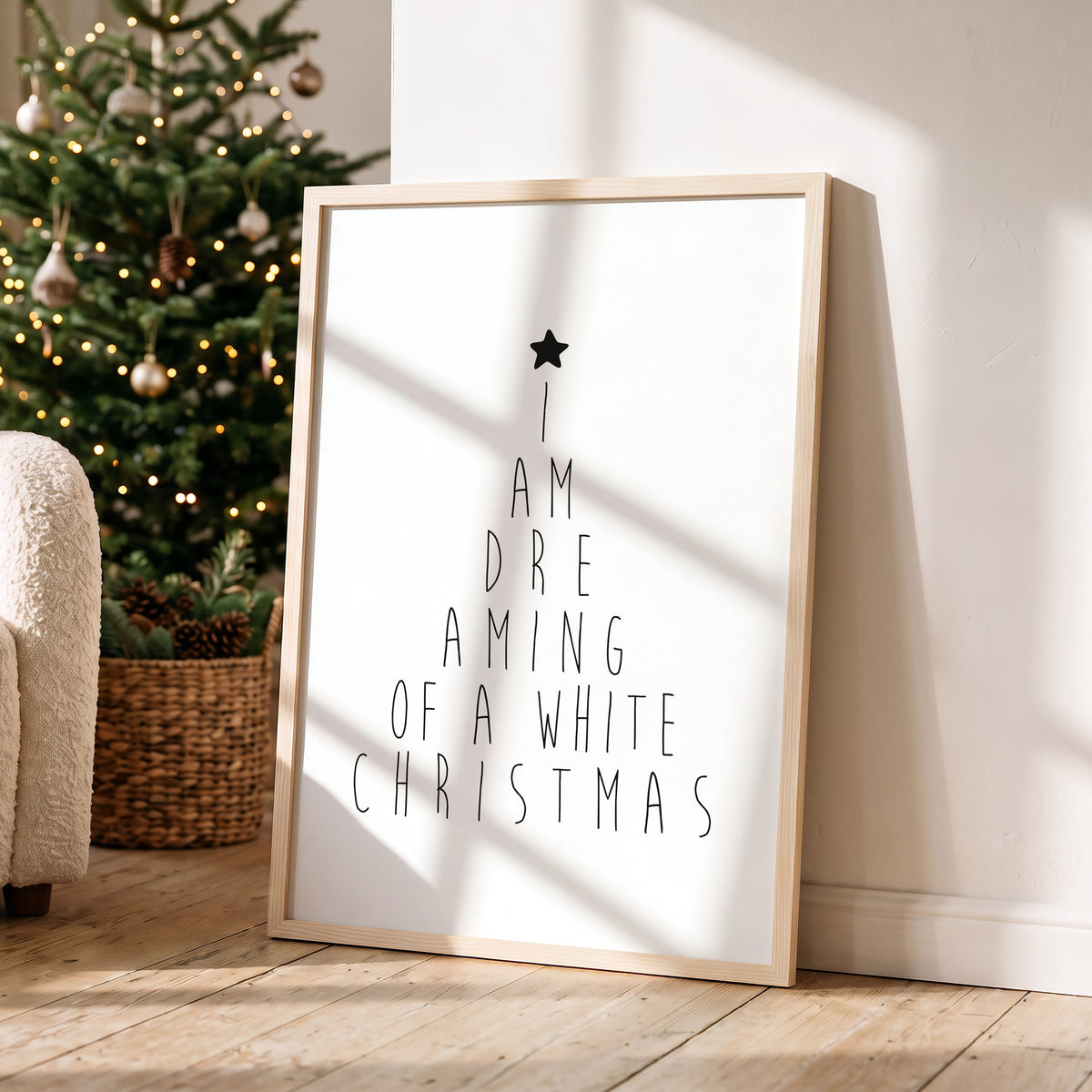 Weihnachtsposter White Christmas im Holzrahmen in einem hellen Wohnzimmer