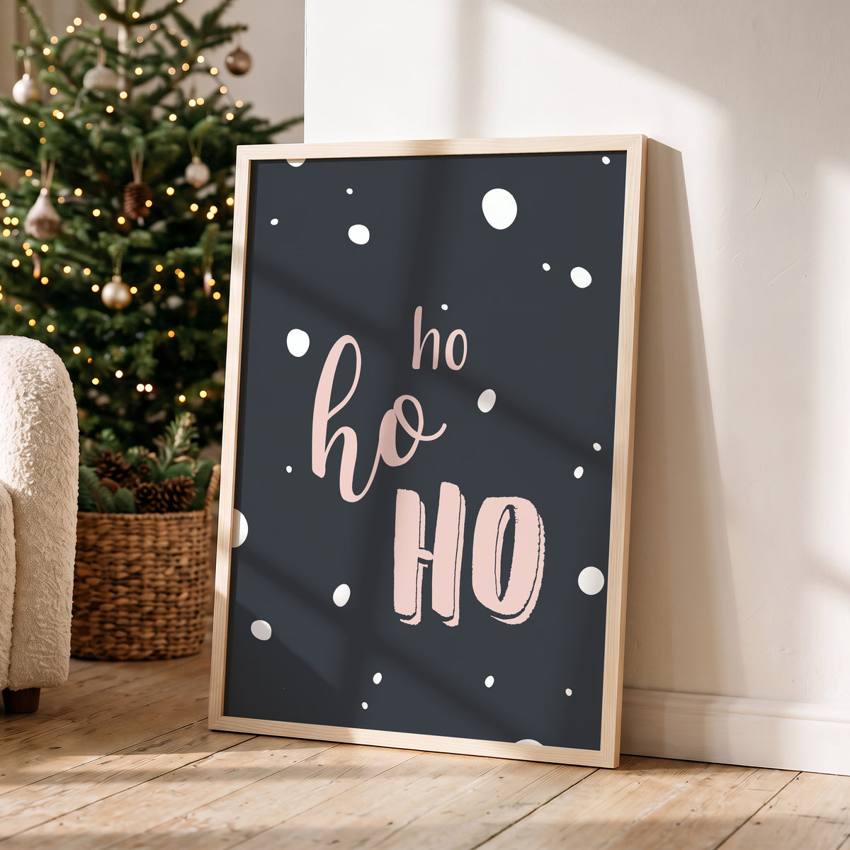Weihnachtsposter Happy Holidays im Holzrahmen in einem hellen Wohnzimmer