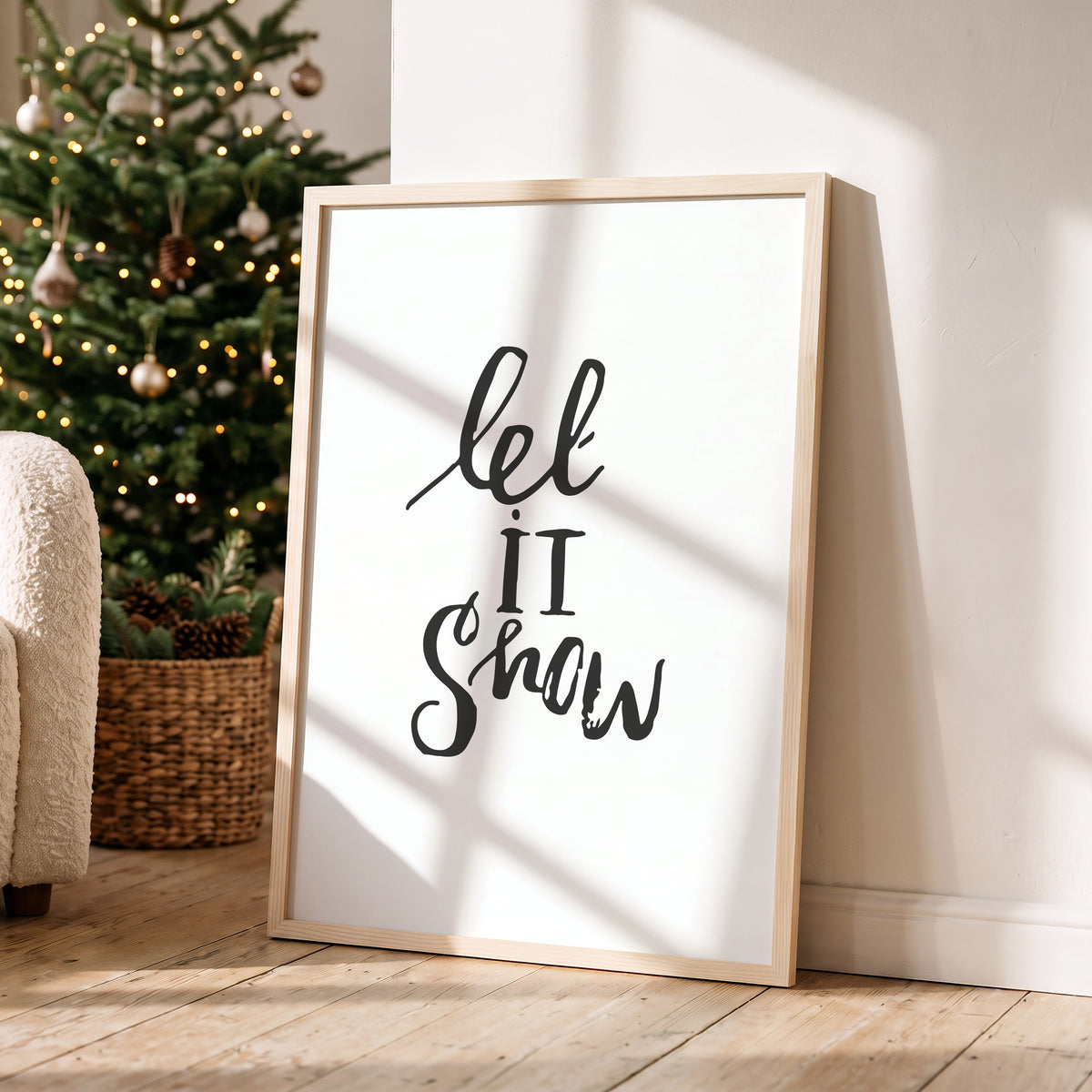 Weihnachtsposter Eule im Holzrahmen in einem hellen Wohnzimmer