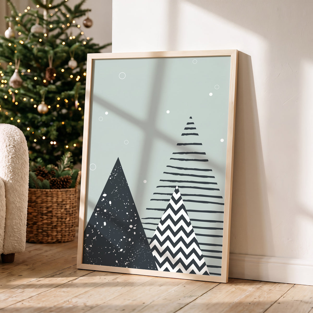 Weihnachtsposter Merry and Bright im Holzrahmen in einem hellen Wohnzimmer