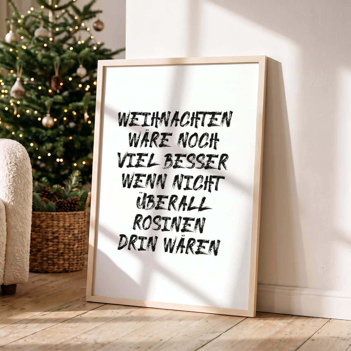 Weihnachtsposter Lustig Lustig im Holzrahmen in einem hellen Wohnzimmer
