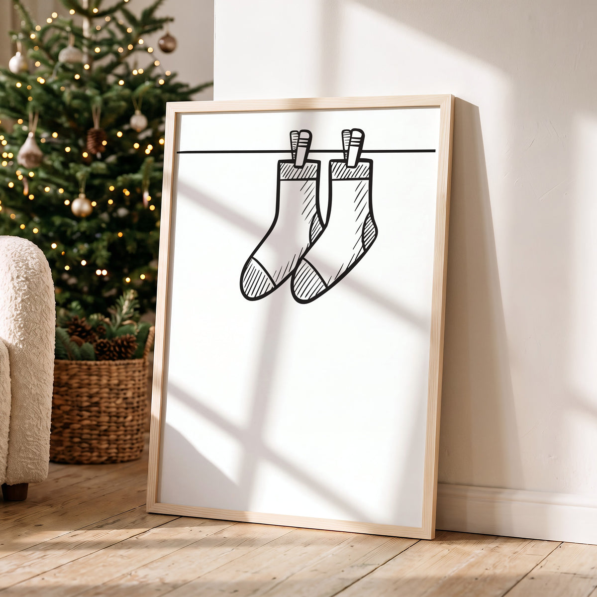 Weihnachtsposter Olle Socken im Holzrahmen in einem hellen Wohnzimmer
