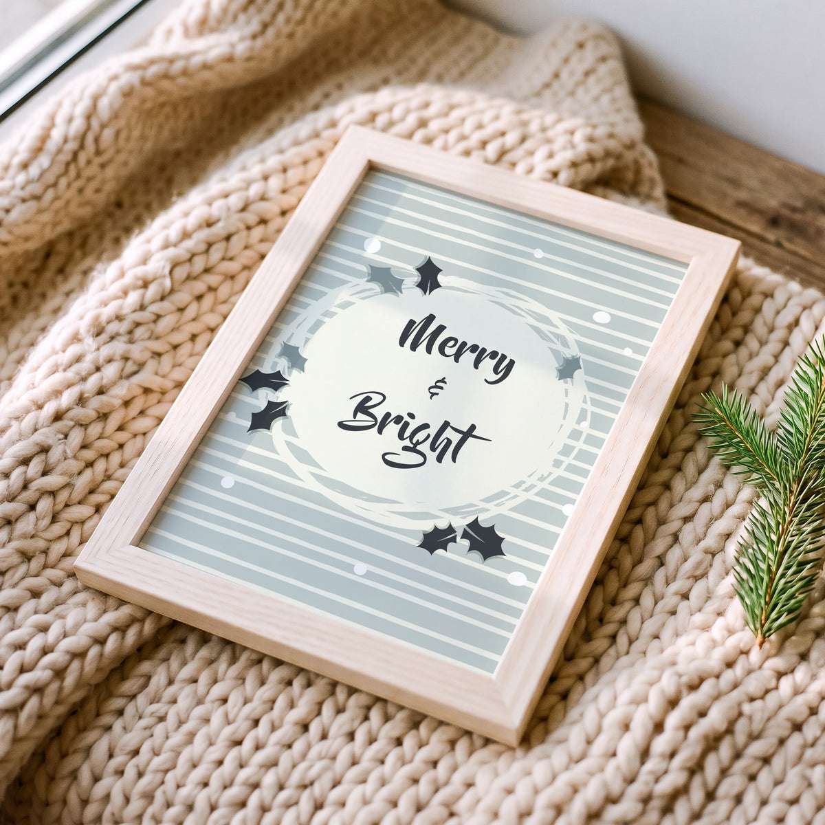 Weihnachtsposter Merry and Bright im Holzrahmen auf einer Strickdecke