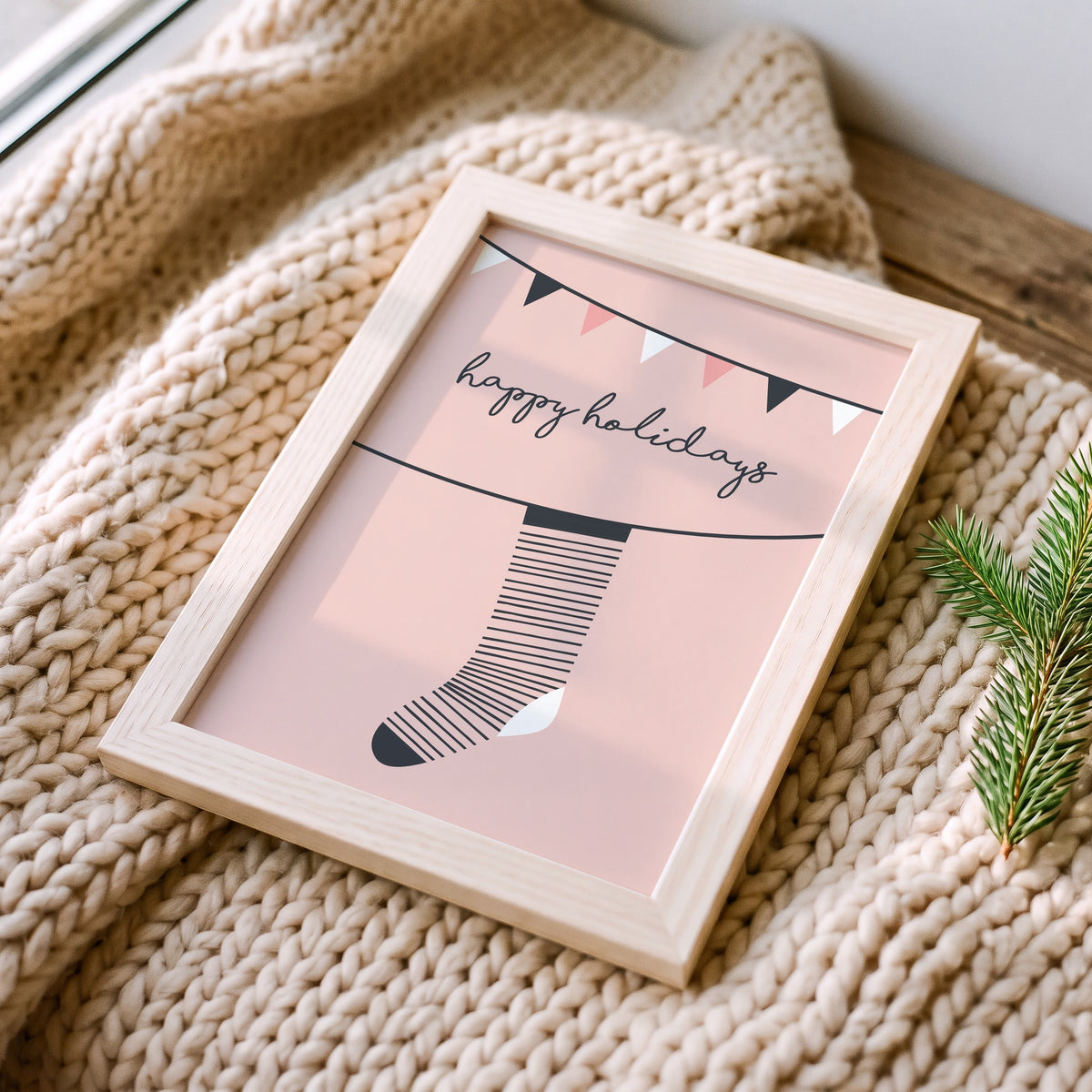 Weihnachtsposter Happy Holidays im Holzrahmen auf einer Strickdecke