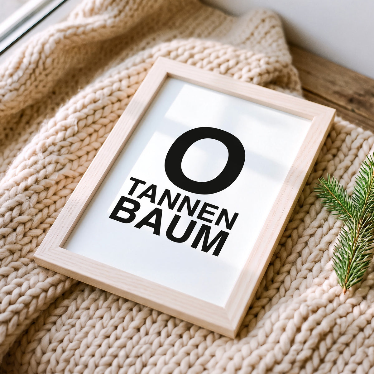 Weihnachtsposter O-Tannenbaum im Holzrahmen auf einer Strickdecke