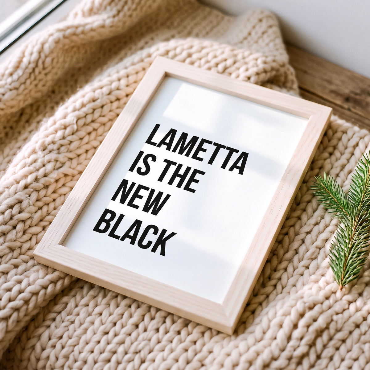 Weihnachtsposter Lametta im Holzrahmen auf einer Strickdecke